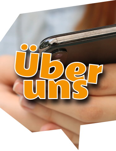 Fokussiertes Bild auf Hände die ein Smartphone halten